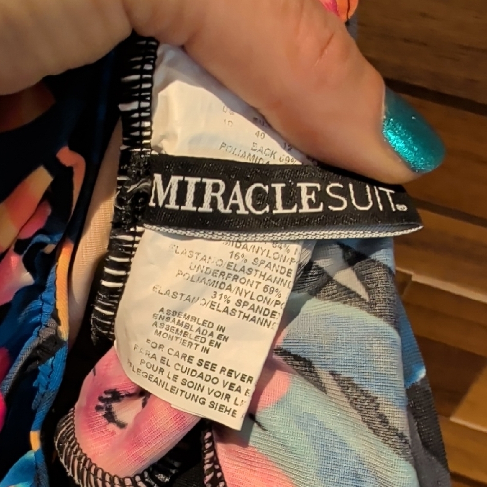 One-Piece Swimsuit in Multicolor - Picture 4 of 8